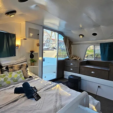 Le Mydol Sejour Atypique Et Unique Sur Un Bateau Botel *